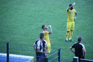 L'arbitre, Romain Delpech, a logiquement sifflé une pause raffraichissement à la moitié de la première pi-temps.