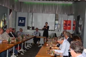 Un café politique très fréquenté.