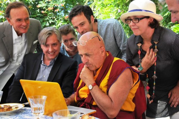 Matthieu Ricard montrant ses photos