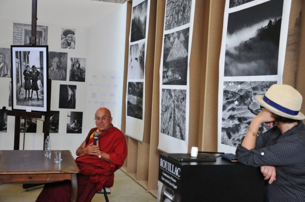 Matthieu Ricard et Odile Andrieux, lors de la présentation de l'association Karuna Schechen et des photos pour la vente aux enchères.