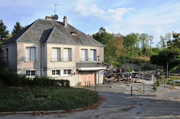 Le club-house de l'ASCP de Blois, qui a été incendié fin septembre après avoir subi les inondations en juin.
