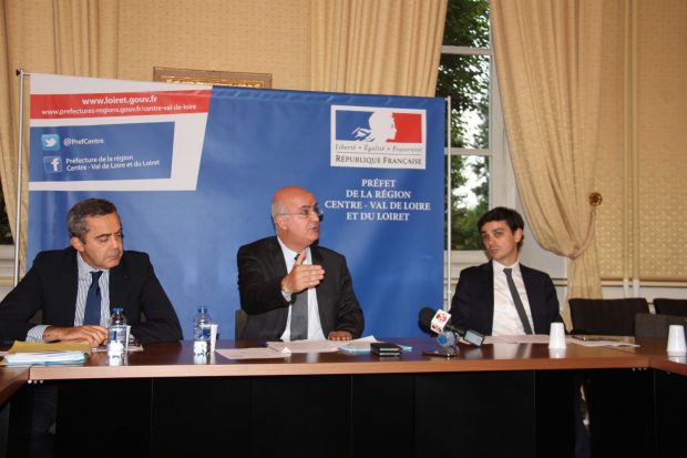 Le préfet de région avec ses proches collaborateurs expliquant le dispositif d'accueil des réfugiés en région.