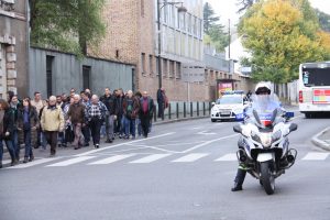 Un policier peut cacher...un manifestant policier.