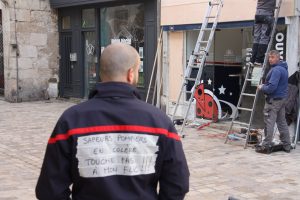 Les pompiers en soutien.