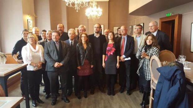 Quelques maires et adjoints signataires autour de Mathieu Schlesinger.