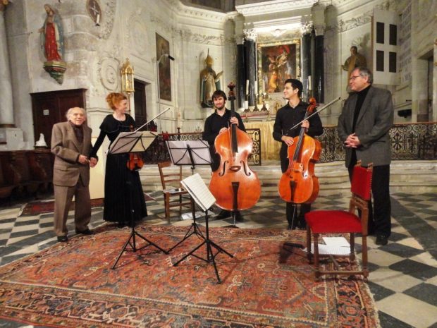 Les deux compositeurs encadrant les trois artistes.
