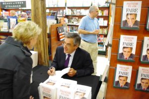 François Fillon en dédicace à Blois.
