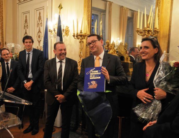 Le maire de Blois Marc Gricourt a offert au couple Le Breton "L'histoire universelle de la navigation", avant de partir pour les Côtes-d'Armor.