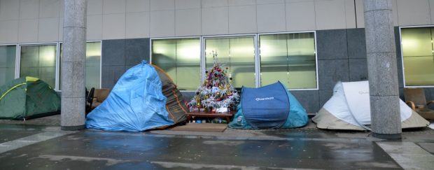 Crédit photo : SDF dans la rue à Noël – Photo sous Creative Common