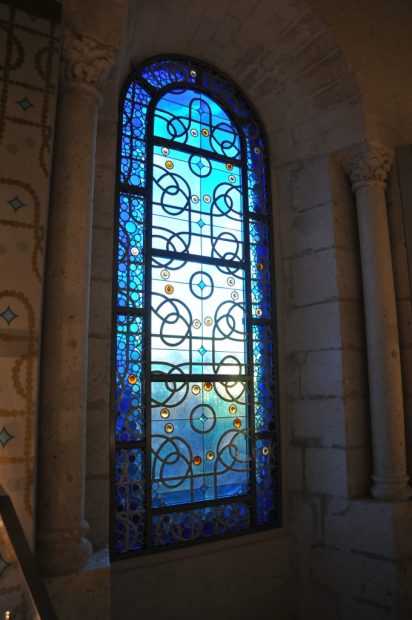 Neuf nuances de bleu dans ce vitrail.