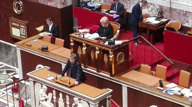 Serge Grouard (LR) à la tribune de l'Assemblée mercredi.