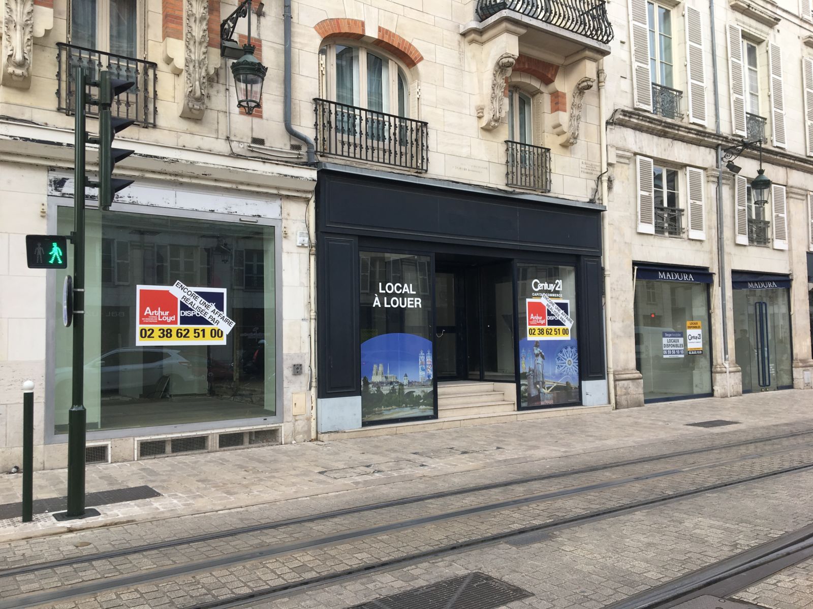 UN JOUR AILLEURS PARIS  Les Vitrines d'Orléans