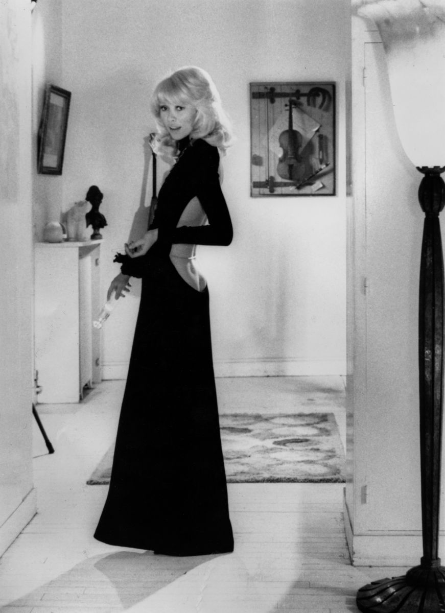 Robe Le Grand Blond Avec Une Chaussure Noire Mireille Darc en robe Guy Laroche dans le grand blon avec une chaussure