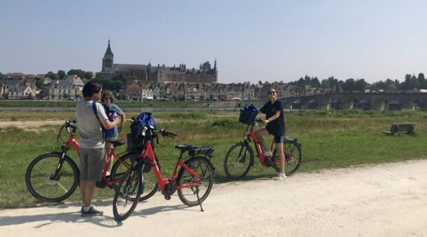 Photo montrant la ville de Gien vue de l'autre côté de la Loire