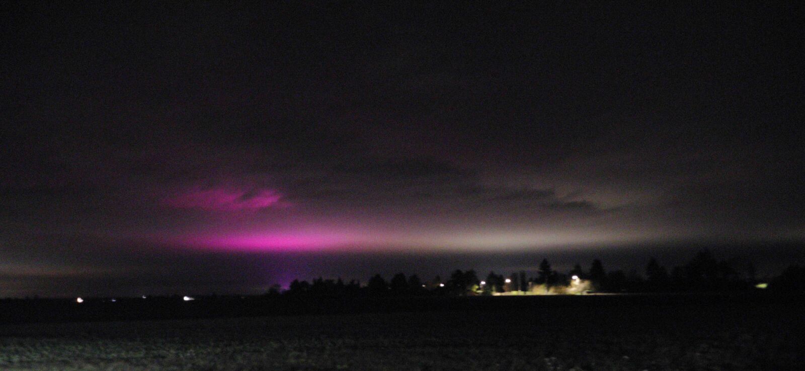 Cuando la aurora boreal brilla en la noche laurentiana