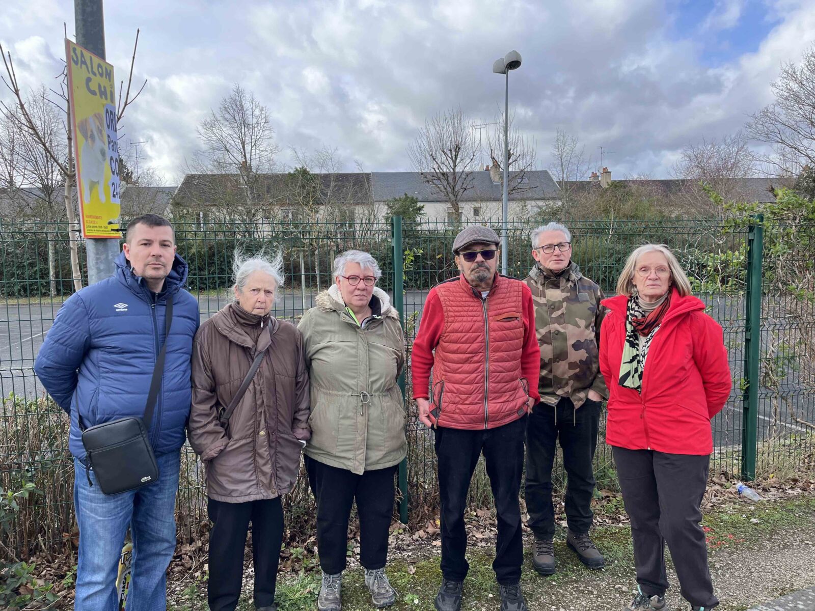 Des membres du collectif du Plissay contre le drive d'Auchan et le projet de discothèque à Olivet.