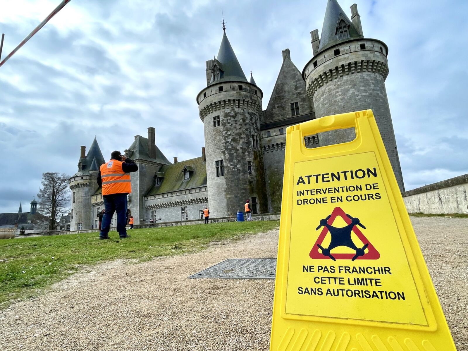 Le château de Sully-sur-Loire se refait une beauté par drone