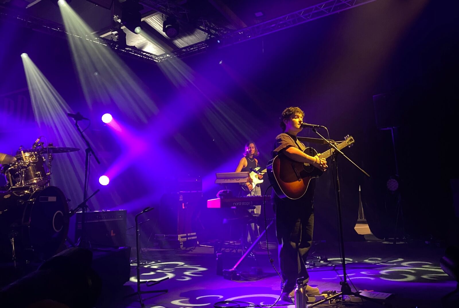 Alex Montembault, Inouï, performe sur la scène du 22. Crédit : Jeanne Beaudoin. 