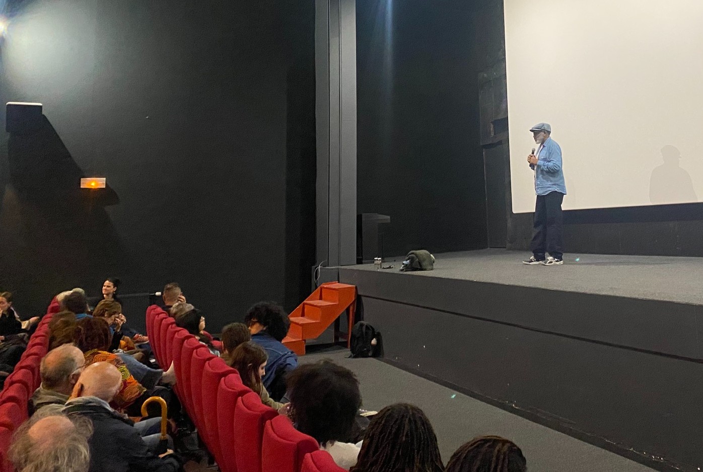 Jean-Claude Barny, au Carmes, répond aux questions sur la projection du film Fanon. Crédit : Jeanne Beaudoin. 