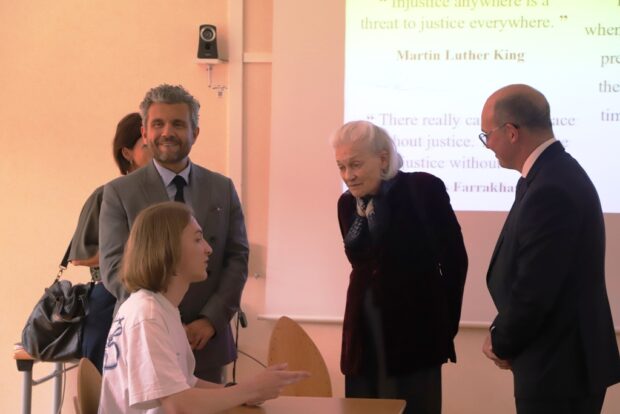 Elisabeth Badinter assiste à un cours d'anglais lors de l'inauguration de la cité scolaire de Blois