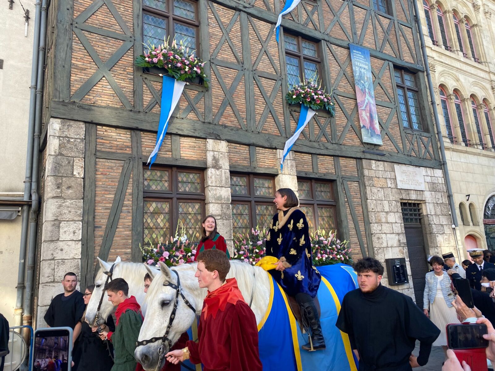 L'ancienne et la nouvelle Jeanne, lors de la cérémonie de remise de l'épée, le 29 avril 2025 devant la maison de Jeanne d'Arc d'Orléans. Crédit : Jeanne Beaudoin.