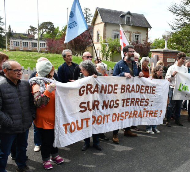 banderole du collectif luttes locales centre