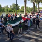 Manifestation du 1er mai 2025 à Orléans avec un grand drapeau palestinien