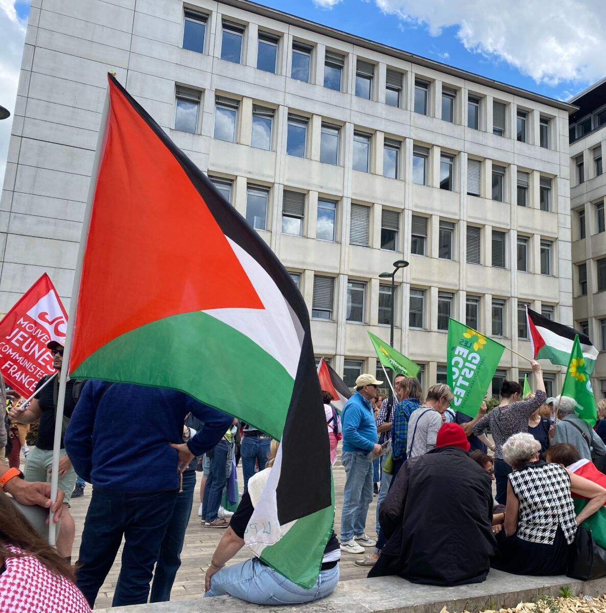 Les manifestants exigent un cessez le feu à Gaza et en Palestine lors du rassemblement du 10 mai à Orléans. Crédit : Jeanne Beaudoin.