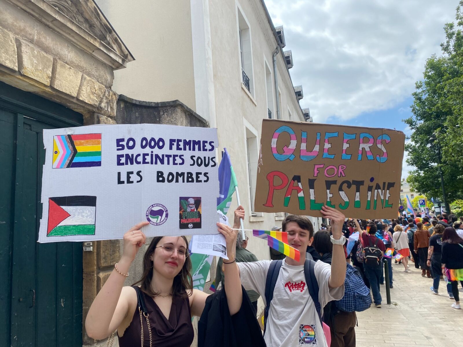 L'Union Etudiante Orléans, présents à la Marche, rappellent, par leurs pancartes, l'importance de converger les luttes. On revendique des droits pour toutes et tous. Crédit : Jeanne Beaudoin.
