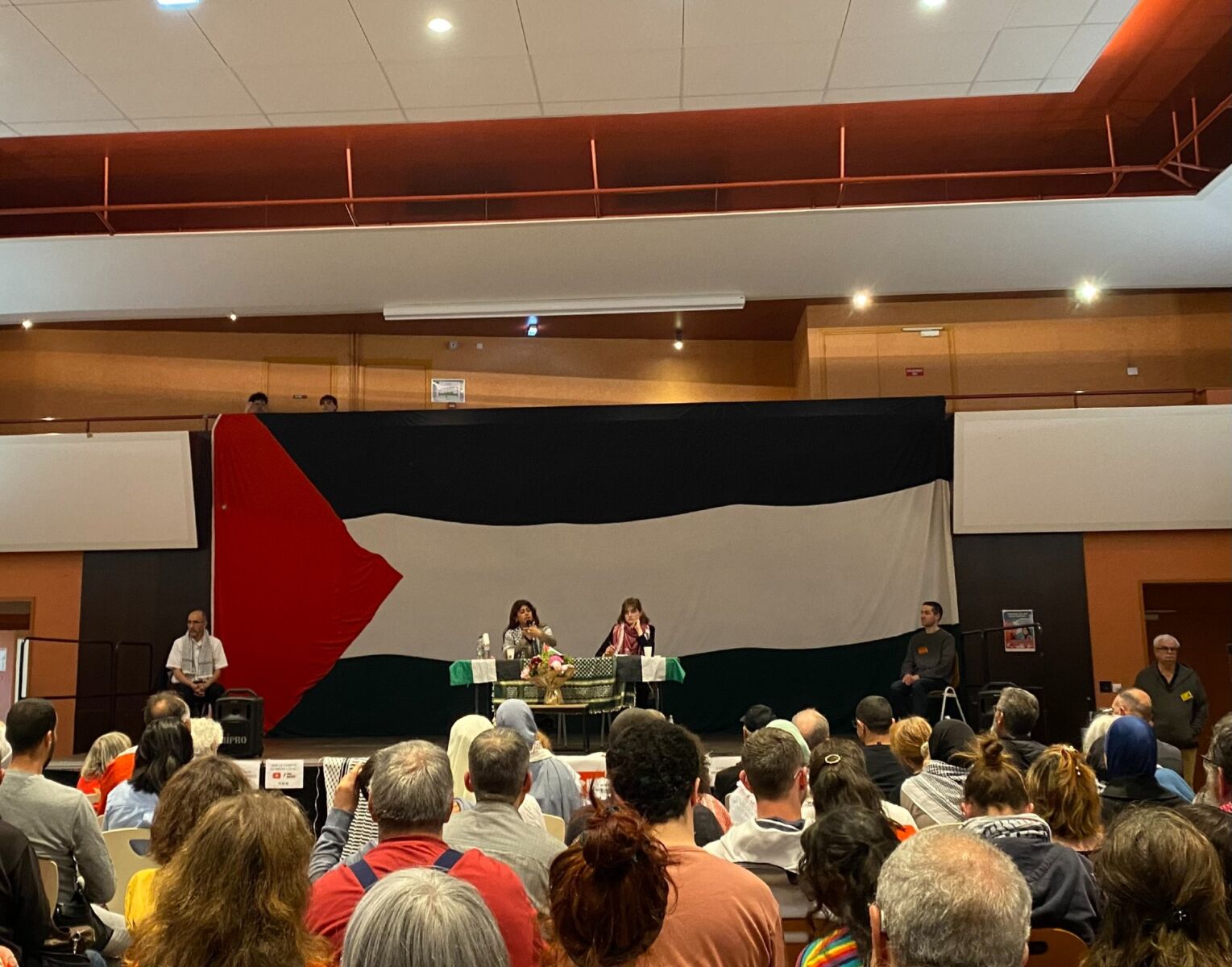 Conférence donnée par Rima Hassan à Orléans : Mais où est donc passé le droit international ? Crédit : Jeanne Beaudoin. 
