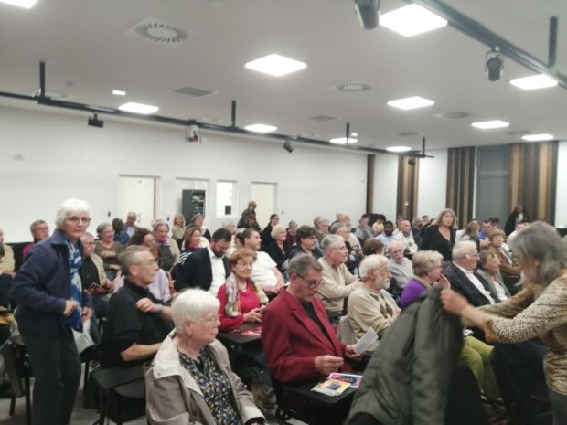 Salle comble lors d'un débat sur la laïcité