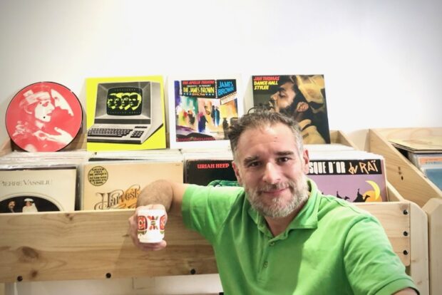 Luc Martin dans sa boutique de vinyles, Tourne disque