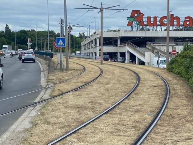 Tramway Orléans au niveau du Auchan