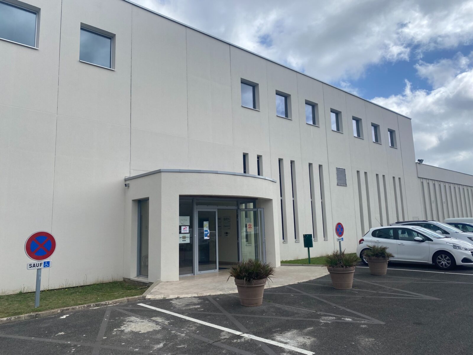 Façade de la SCOP Mains dans la main 45. Crédit : Jeanne Beaudoin. 
