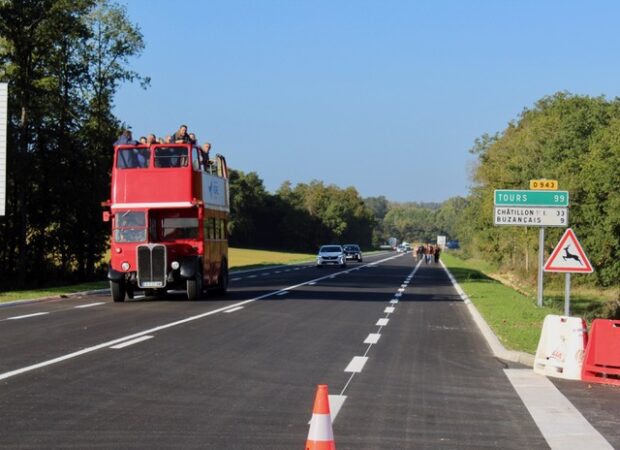 Bus à impériale avec élus inauguration déviation Villedieu