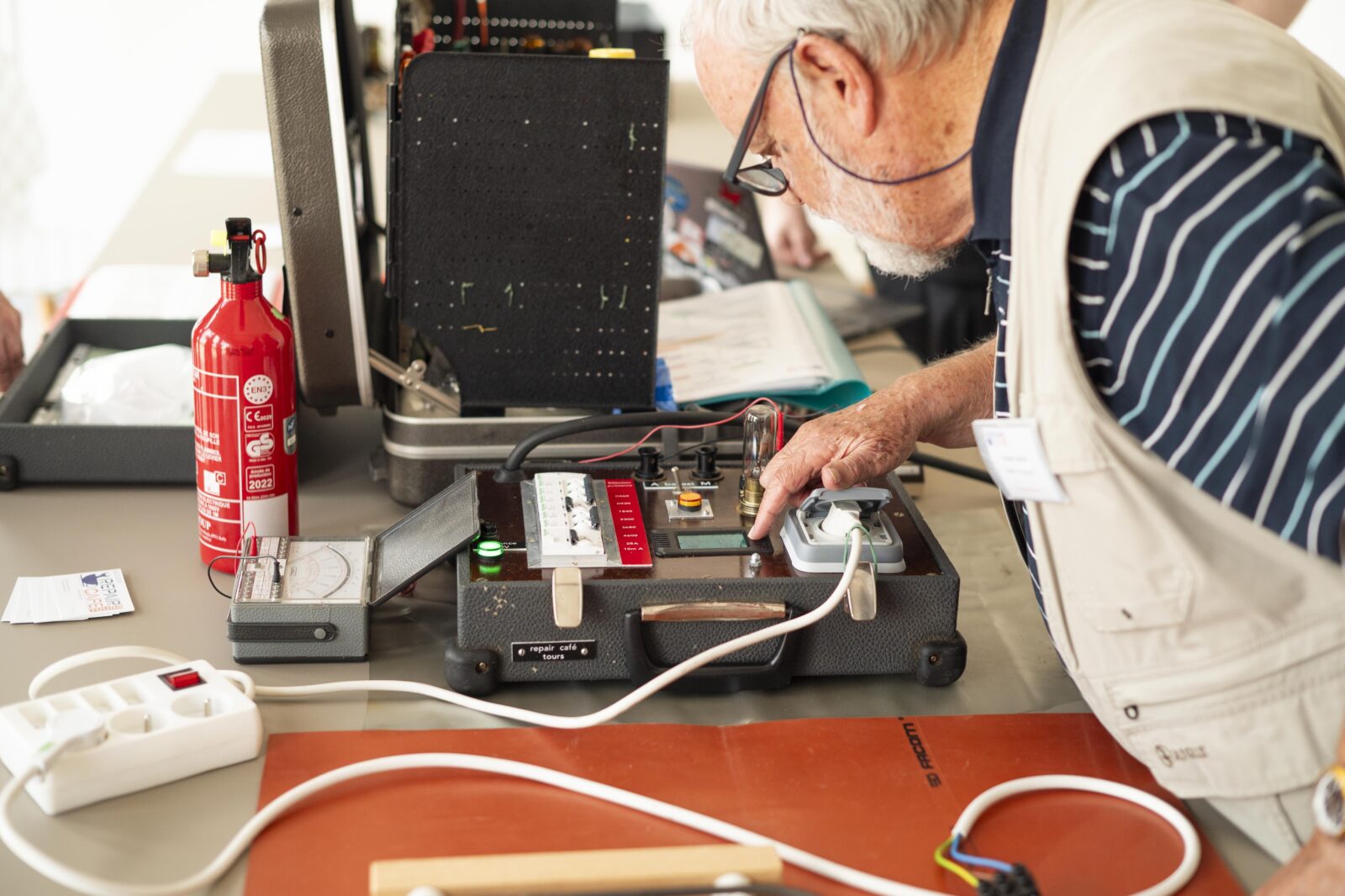 Atelier de sensibilisation et de revalorisation des objets électroniques organisé par l'ADEME lors d'un séminaire à Orléans. Crédit : ADEME.
