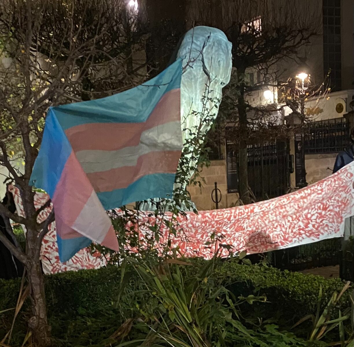 Banderole réalisé par l'OST Orléans : chaque main représente une personne trans tuée l'année dernière. Crédit : Jeanne Beaudoin.
