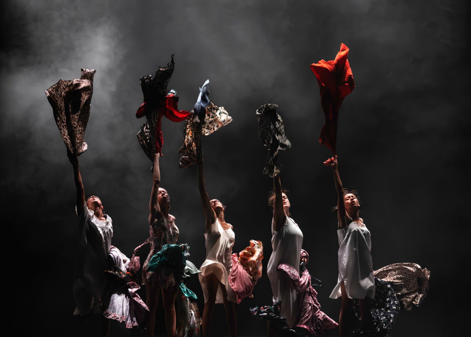 Les cinq danseuses sont sur scène. Crédit : Monia Pavoni.