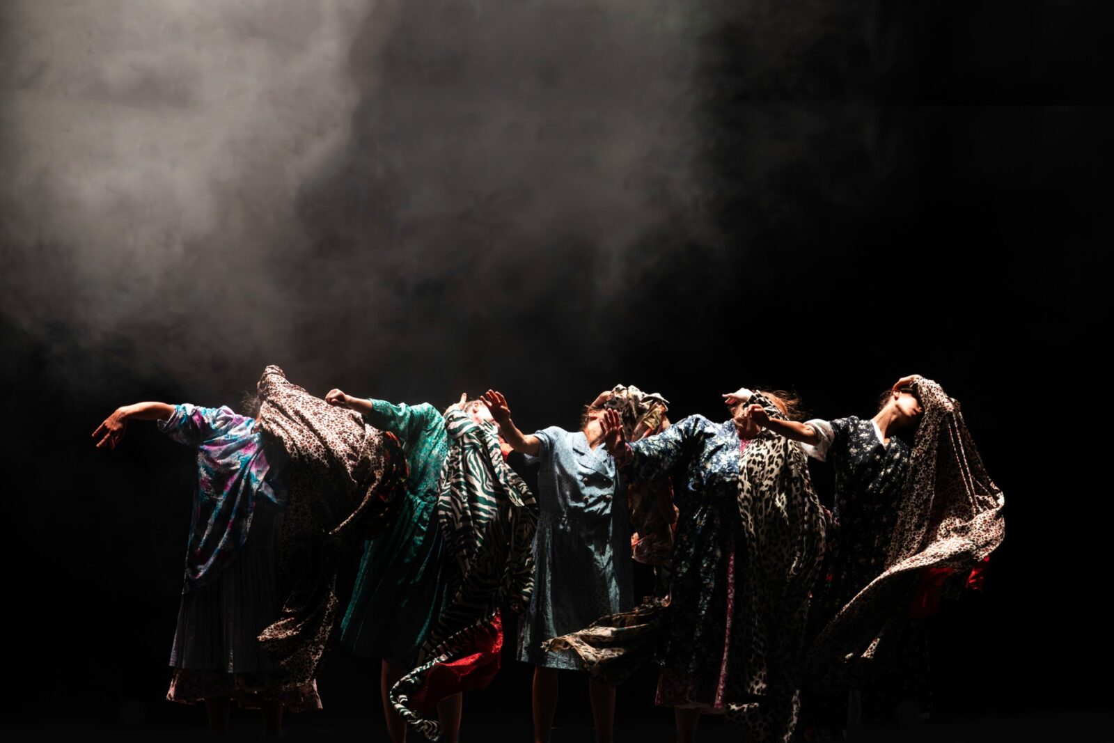 Les cinq danseuses sont sur scène. Crédit : Monia Pavoni.