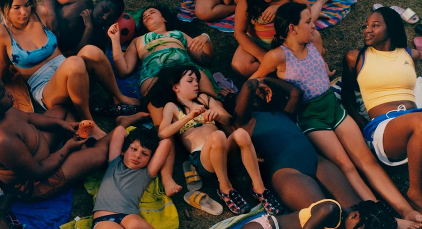 Jeunes et moins jeunes se relaxent au soleil, durant la colonie de vacance dans la Drôme. Crédit : Bettina Pittaluga.