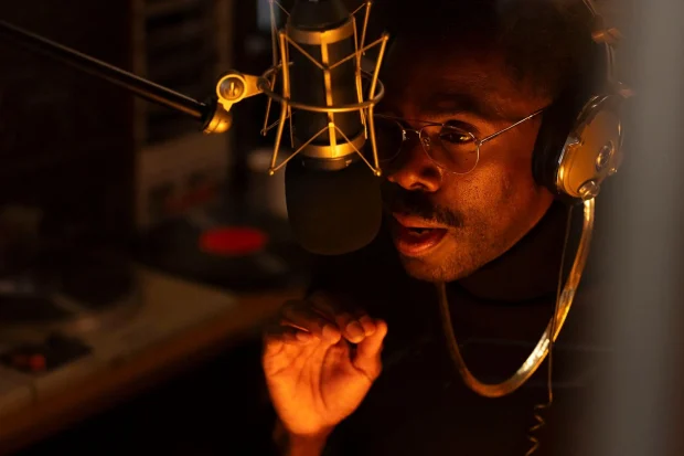 Coleman Domingo en Fred Temple, le speaker vedette de la radio locale. Photo ARP.