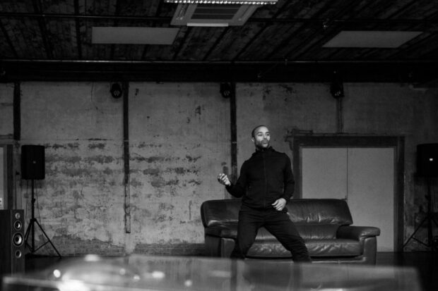 La voix d'un homme, un travail de Jimmy Dussiel. Photo Félix Allotey.